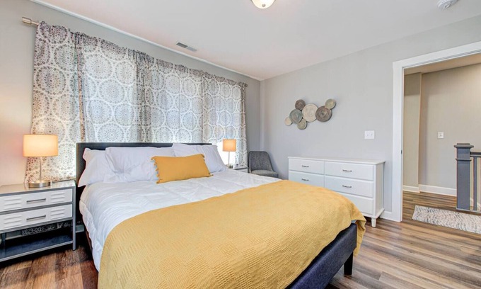 Near Eastside House | This house is a 3 bedroom(s), 1.5 bathrooms, located in Indianapolis, IN.