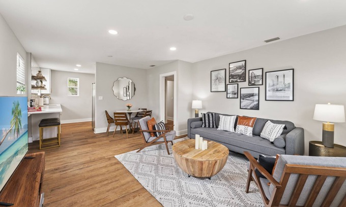 Murray Hill House | This house is a 3 bedroom(s), 2 bathrooms, located in Jacksonville, FL.