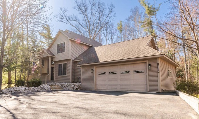 Glen Arbor House | This house is a 5 bedroom(s), 3.5 bathrooms, located in Glen Arbor, MI.