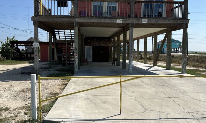 Rockport House | This house will comfortably sleep 8. Minutes away to Public boat ramp and beach.