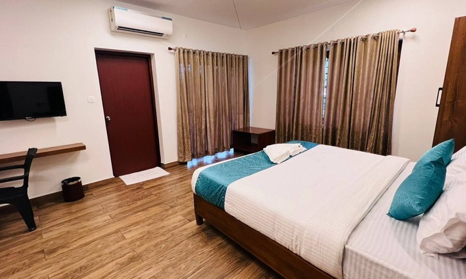 Kochi Villa | This is a 7-room Lakeside villa with a beautiful view and lawn.