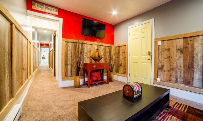 Frankford Apartment | This is a charming 2 bedroom, 1 bath apartment that has been recently remodeled.
