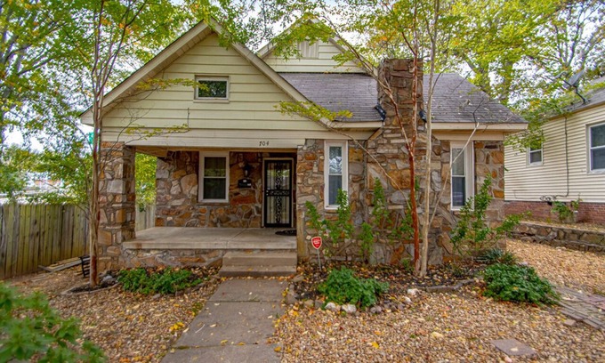 Capital View House | This is a gorgeous loft that is located in the HEART of Little Rock