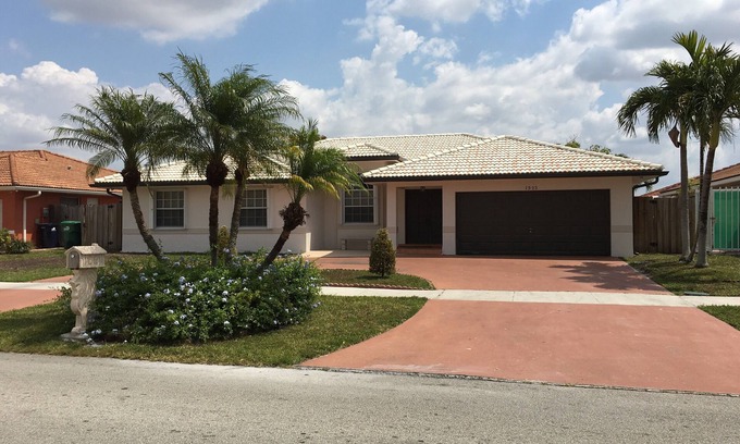 Tamiami House | This is a private Home, 4 Bedrooms, 2.5 Bathrooms Sleeps 8