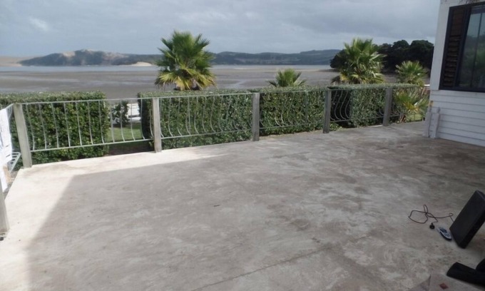 Opononi House | This is the one, pristine kiwi bach by the water!