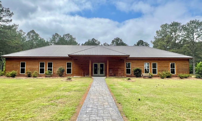 Fort Valley Cabin | This lodge is a 8 bedroom(s), 8.5 bathrooms, located in Fort Valley, GA.