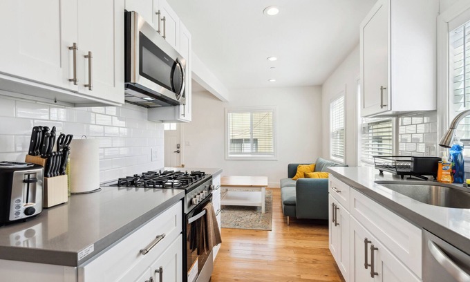 South Berkeley Apartment | This lovely 3BR apartment in Berkeley offers comfort and convenience