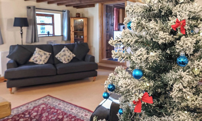 Poole Cottage | This lovely cottage is perfect for a small family or 2 couples looking to get away from it all.
