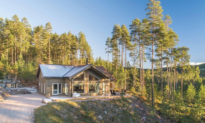 Vradal House | This luxurious holiday home with breathtaking views is suitable for 6 to 8 people. Within walking distance of the center of Vrådal.