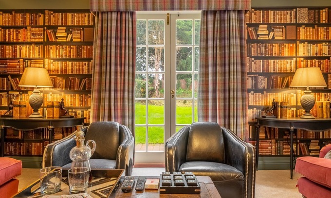 Pakenham House | This magnificent Grade II listed farmhouse dating from the 17th century sits proudly within 500 acre