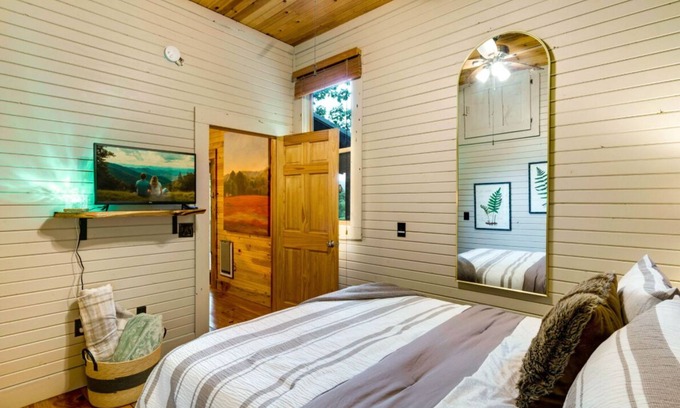 Blue Ridge Cabin | This Must Be The Place.Eclectic skyline retreat with a passionate lover's suite
