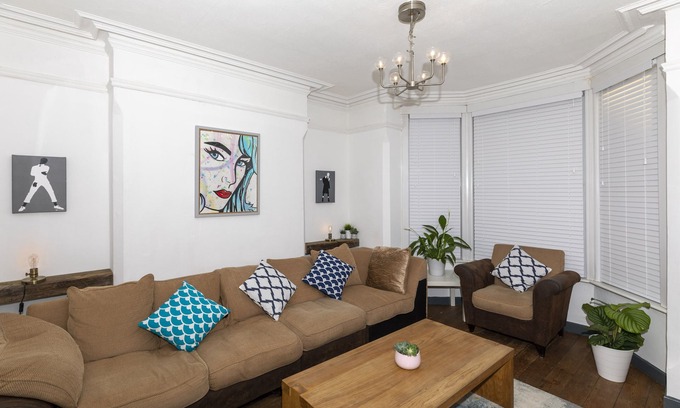 Sneinton House | This Pristine&Spacious 5bed secure home awaits you