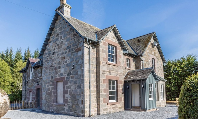 Calvine Apartment | This recently renovated farmhouse features two spacious bedroomed apartments that can be joined to g