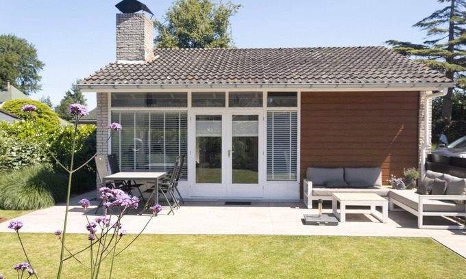 Ouddorp House | This romantic holiday home is located in the middle part of the quiet and green park Toekomst in the middle of the Kop van Goeree