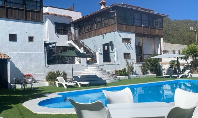 Vilaflor Apartment | This room is a bunk room with two single bunk beds. The bathroom and showers are shared with the two other bunk rooms . The room has a great view of the village square.