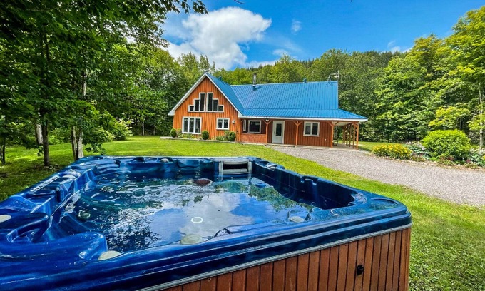 Saint-Raymond Ski Chalet | This rustic chalet has 3 bedrooms and can accommodate up to 8 people.
