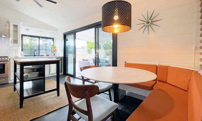 Santa Clarita House | This rustic midcentury home is located just outside the LA crime zone.