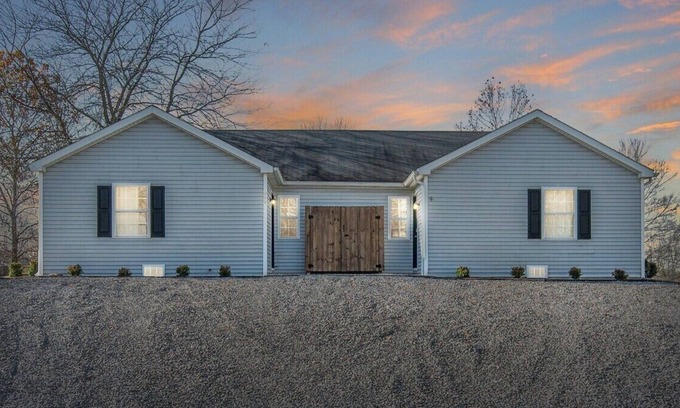 Harrodsburg Apartment | This serviced apartment is a 4 bedroom(s), 4 bathrooms, located in Harrodsburg, KY.
