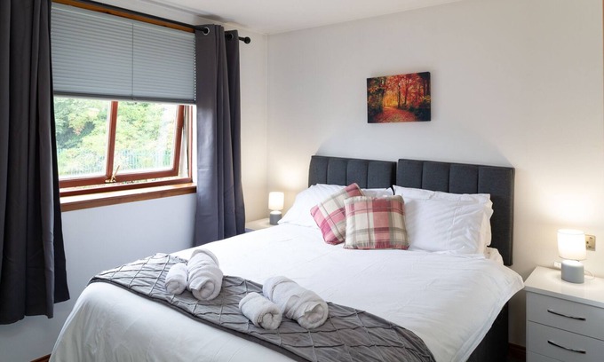Dunfermline Apartment | This stunning apartment is located in the heart of Dunfermline Town