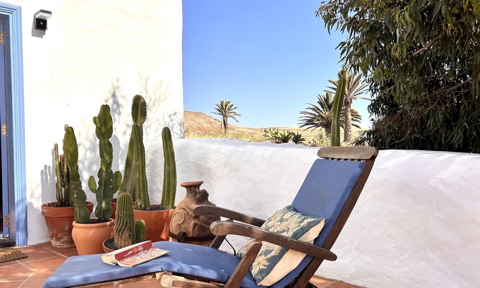 Teguise Cottage | This sun-filled studio is sure to delight!