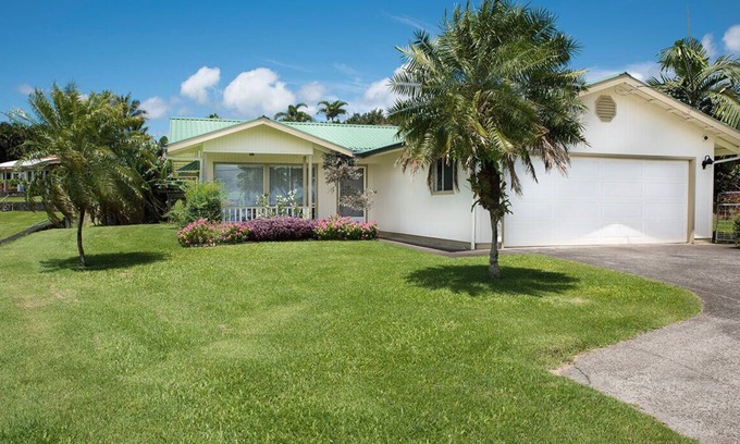 Pepeekeo House | This Tropical Bungalow features Air Conditioning and Tempurpedic King Bed