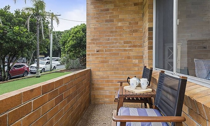 Sawtell Apartment | This two bedroom ground floor unit is conveniently located opposite Sawtell's Main Beach