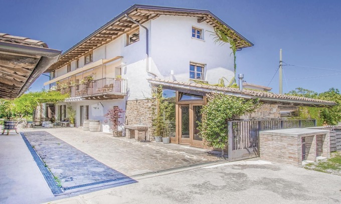 Capriva del Friuli Apartment | This vacation apartment in Capriva del Friuli (province of Gorizia) was obtained from an old stable