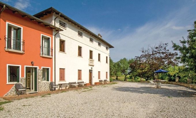 Isola Vicentina Apartment | This vacation apartment on two floors is located in a wing of a country house from the 19th century,