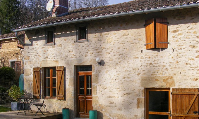 Villechenoux House | This vacation home awaits you in Nantiat, 30 km from Limoges.