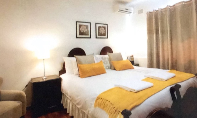 Paarl House | This warm, homely modern Guesthouse lies within the Paarl Wineland's