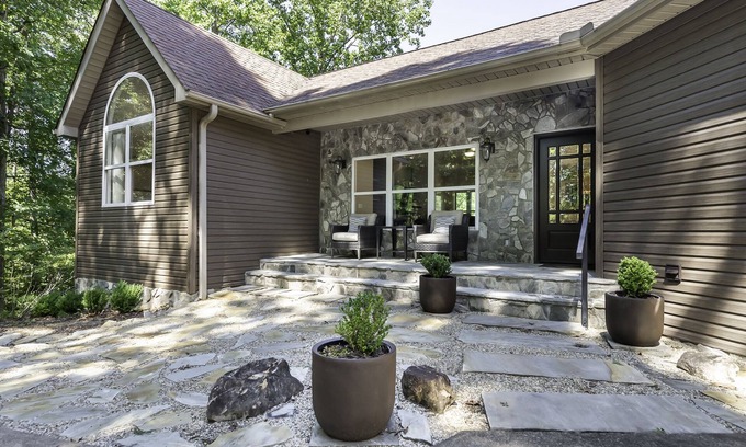 Sunset House | This wooded retreat has everything! Spring & Summer right around the corner!