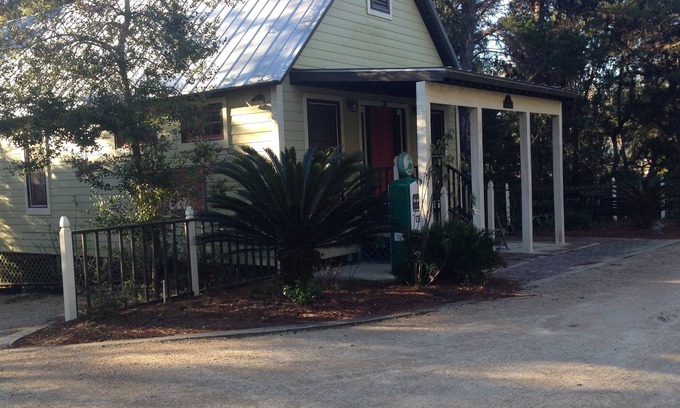 Steinhatchee Cottage | Thomas' Store- Remodeled in Oct 2021, pet friendly