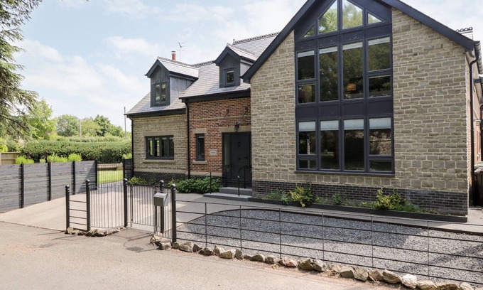 Guarlford Cottage | THORNBURY, family friendly, with hot tub in Barnard's Green, Malvern
