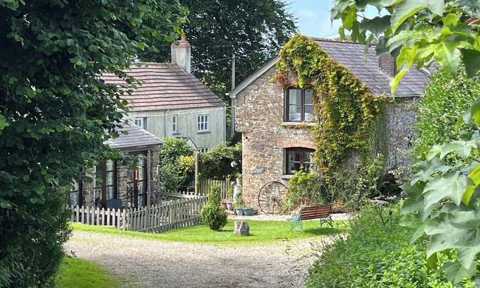 Torrington House | Thorne Farm-3 Bed-Sleeps 7-Garden-Country Views