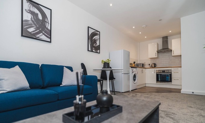 Wakefield Apartment | Thornhill House Modern City Center Apartment