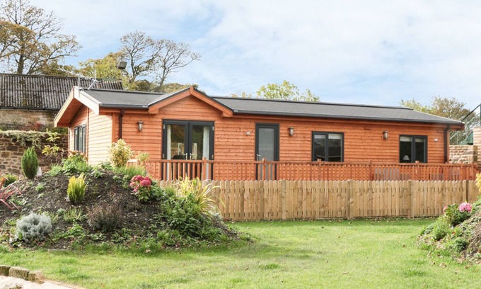 Ashover Cottage | THORNTREE LODGE, pet friendly, with a garden in Rowsley