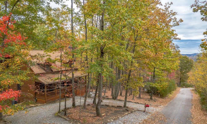 Sautee Nacoochee Cabin | Three Bears Cabin, Private Mountain Getaway, Seasonal Mountain View, Hot Tub
