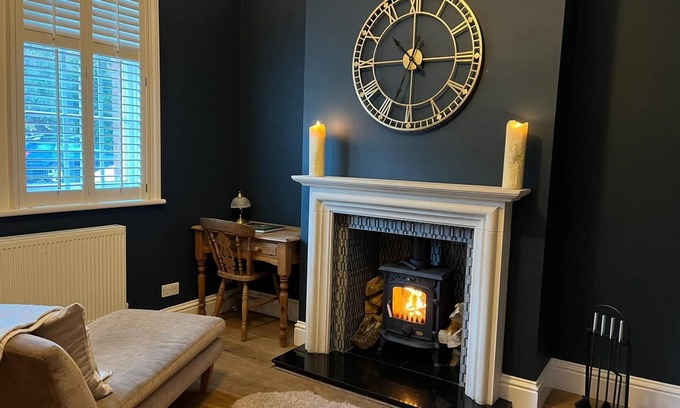 Christchurch House | Three Bed House/Outdoor hot tub/Minutes from beach and new forest!