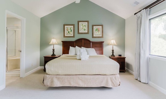 Shipyard Plantation House | Three Bedroom Townhome Near the Beach