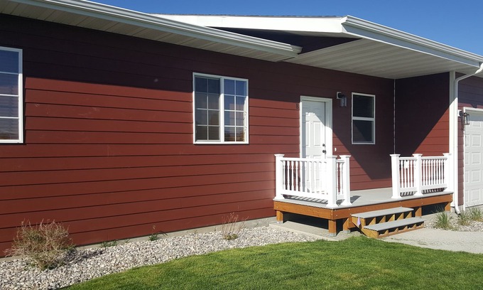 Bozeman Condo | THREE BEDROOM, 2.5 BATH, HOT TUB, GARAGE, W/D, WiFi, CENTRAL AC.