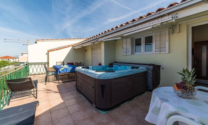 Gorinka Apartment | Three bedroom apartment with terrace and sea view Makarska (A-18898-a)