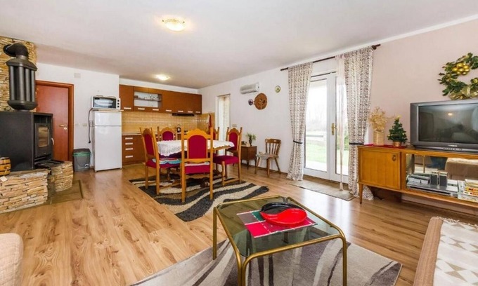 Lovinac Apartment | Three bedroom apartment with terrace Lovinac, Velebit (A-21748-a)