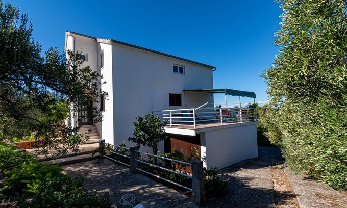 Racisce Apartment | Three bedroom apartment with terrace and sea view Račišće, Korčula (A-20001-a)