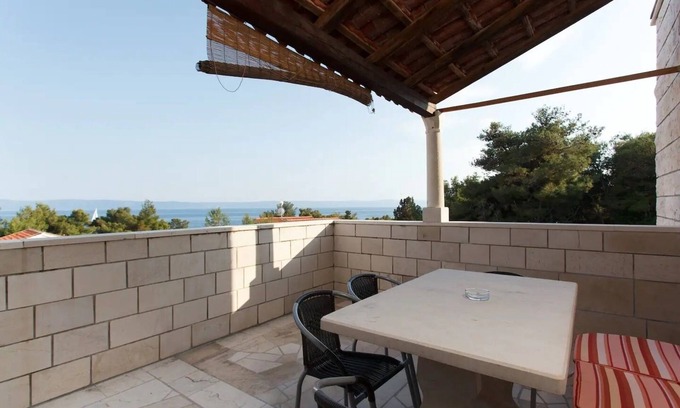 Sumartin Apartment | Three bedroom apartment near beach Sumartin, Brač (A-12036-b)