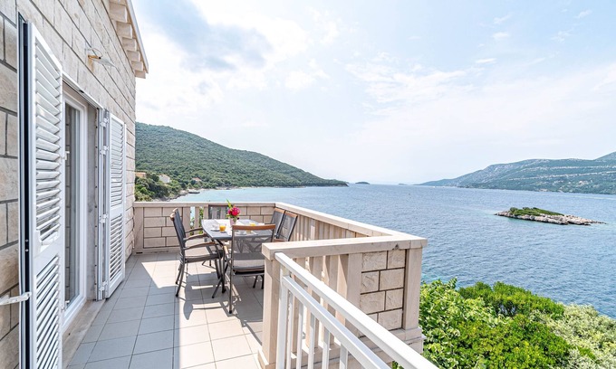 Cove Tri Zala (Zrnovo) Apartment | Three bedroom apartment near beach Tri Žala, Korčula (A-9237-d)