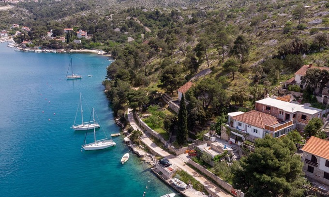 Bobovisca Apartment | Three bedroom apartment near beach Bobovišća na Moru, Brač (A-5682-a)