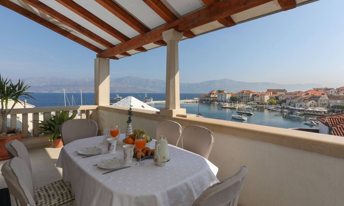Postira Apartment | Three bedroom apartment near beach Postira, Brač (A-6053-a)