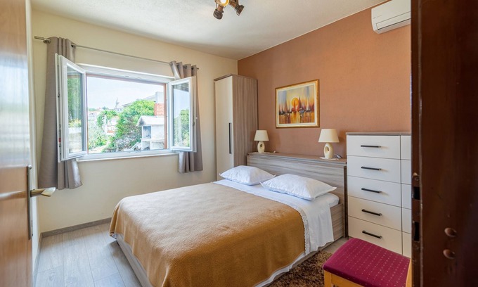 Povlja Apartment | Three bedroom apartment with terrace Povlja, Brač (A-16792-a)