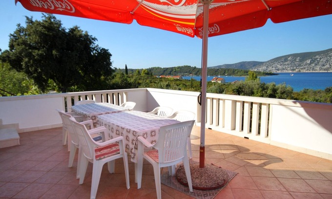 Kneza Apartment | Three bedroom apartment with terrace and sea view Kneža, Korčula (A-9269-a)