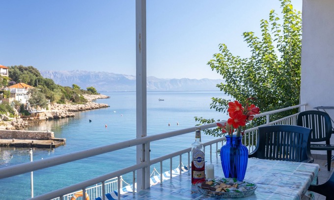 Pokrivenik Apartment | Three bedroom apartment near beach Cove Zarace (Gdinj), Hvar (A-2047-b)